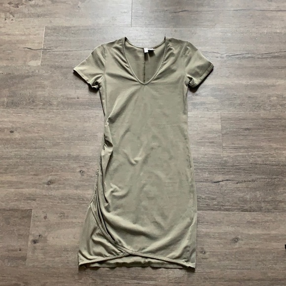 H&M Dresses & Skirts - H&M Divided V-Neck Casual Dress